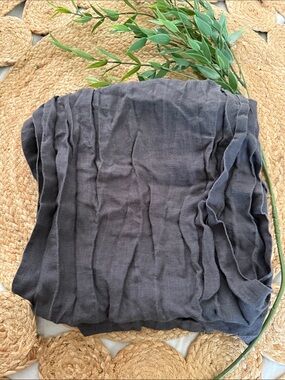 Sur la Table 100% Linen Table Runner.